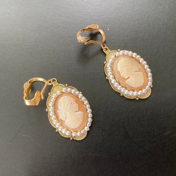 Vintage 70's Cameo Pearl Clip On Earrings - Picture 1 of 3